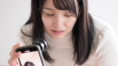 Frau im No-Bra Stricktop: Amateurmodel Nazuna in Vertikalaufnahme