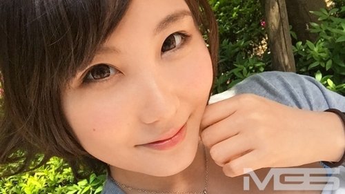 素人女孩初次拍摄A片，电动按摩棒挑逗敏感小乳房